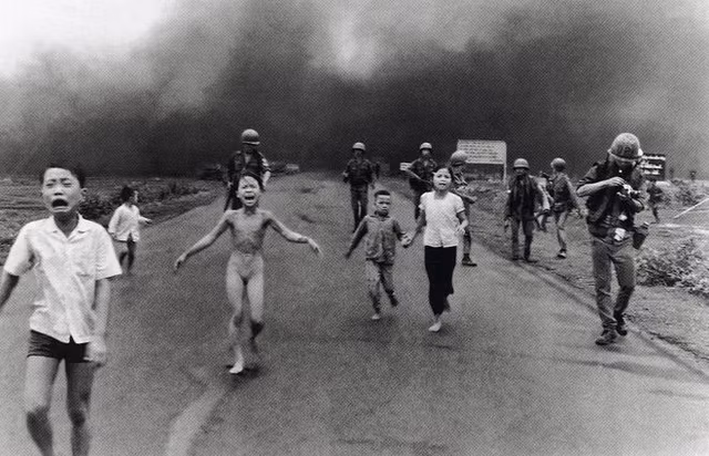 Bức ảnh "Em bé Napalm" Kim Phúc khiến dư luận thế giới bàng hoàng. Phan Thị Kim Phúc, 9 tuổi, vừa chạy vừa khóc vì hoảng sợ sau khi những quả bom na-pam được thả xuống nơi nghi có quân giải phóng ẩn náu ngày 8/6/1972. Quần áo của bé Phúc bị bom làm cháy hết.