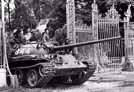 Xe tăng của quân giải phóng tiến vào dinh Độc Lập ngày 30/4/1975.