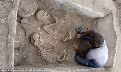 Ngôi mộ 5.000 năm tuổi chứa hài cốt cặp đôi ''Romeo và Juliet'' được các nhà khảo cổ phát hiện tại Karaganda, Kazakhstan.