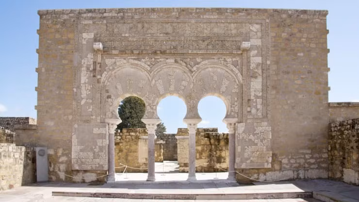 Thành phố Caliphate của Medina Azahara, Tây Ban Nha có niên đại từ thế kỉ thứ 10. Đây từng là nơi đế chế Caliphate của Cordoba tồn tại và phát triển.