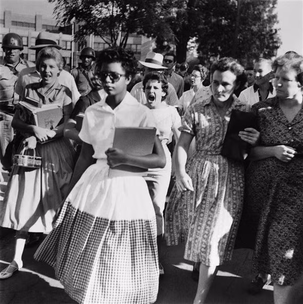 Elizabeth Ann Eckford là 1 trong 9 học sinh người Mỹ gốc Phi theo học tại trường trung học Little Rock năm 1957. Cô bị nhiều người da trắng đi theo chế giễu, chửi rủa và kì thị sắc tộc.