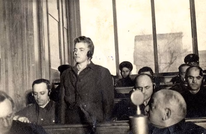 Tại Auschwitz, Mandl nắm quyền sinh sát trong tay khi có quyền quyết định ai sẽ là kẻ bị đưa đến các phòng hơi ngạt. Không chỉ phụ nữ, ác nữ này còn tàn sát cả trẻ em. Theo một số tàu liệu, Mandl đã gây ra cái chết của hơn 500.000 phụ nữ.