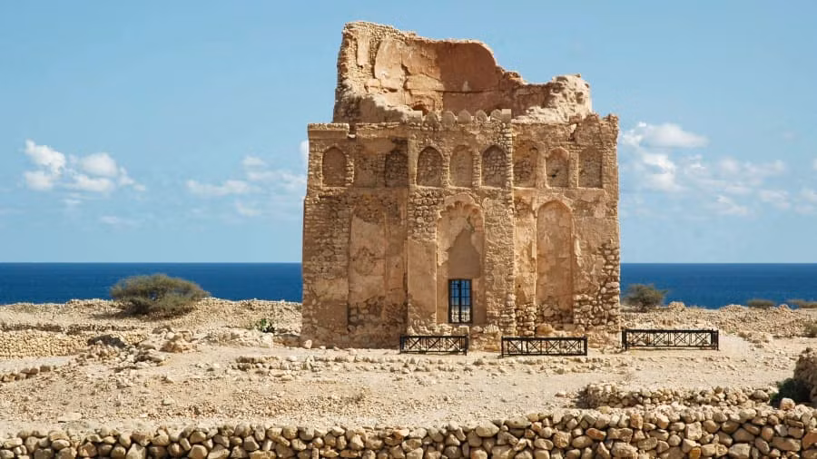 Thành phố cổ Qalhat ở Oman có tường bao quanh là một thành phố cảng lớn vào giữa thế kỷ 11 - 15 sau Công nguyên. Đây là một trong những di sản thế giới mới được UNESCO công nhận.