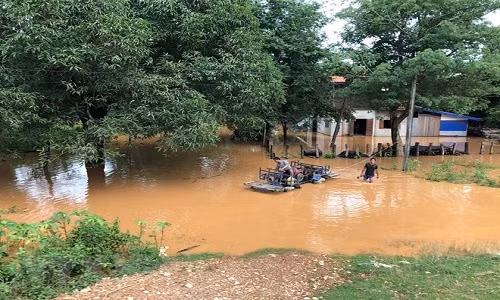 Sơ tán người dân khỏi khu vực nguy hiểm sau sự cố vỡ đập thủy điện Xe Pian-Xe Namnoy ở huyện Sanamxay, tỉnh Attapeu. (Nguồn: HX/TTXVN)