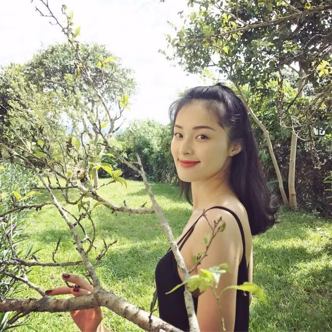 Nhiều khán giả cũng cho rằng, sau chia tay Cường Đô la, dường như Hạ Vi tươi tắn, xinh đẹp hơn rất nhiều. Điều này được căn cứ bởi những hình ảnh cô đăng tải lên trang cá nhân thường xuyên.
