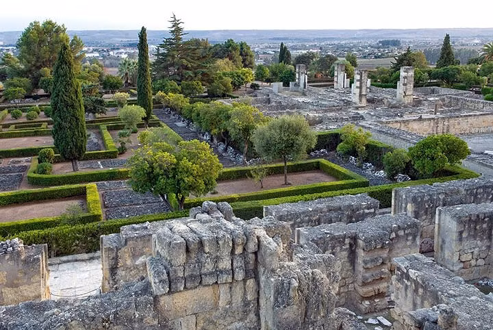 Thành phố Caliphate của Medina Azahara, Tây Ban Nha: Là một kiến trúc có niên đại từ thế kỉ thứ 10, thành phố Caliphate từng là nơi ở của đế chế Caliphate của Cordoba. Nơi đây bị bỏ lại sau cuộc nội chiến, hiện nó vẫn giữ được hệ thống cầu, đường, hệ thống nước và rất nhiều trang trí cổ xưa.
