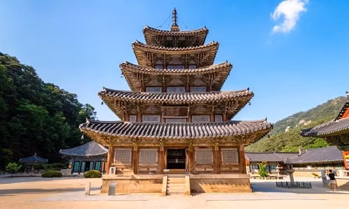 Tu viện phật giáo Sansa nổi tiếng Hàn Quốc mới được công nhận là di sản thế giới. Công trình này gồm 7 tu viện trên núi đá, được xây dựng từ khoảng thế kỉ thứ 7 - 9.