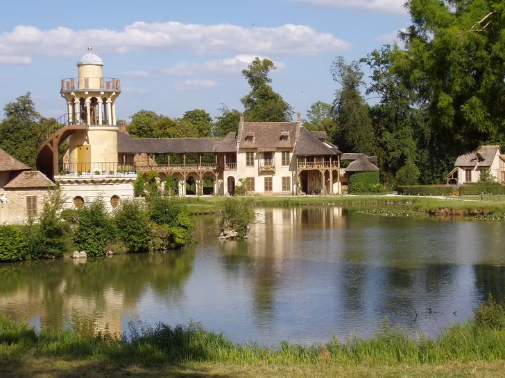 Ngôi làng do hoàng hậu Marie Antoinette sai người xây dựng bao gồm: một trang trại, một nhà máy, một cái ao và một ngôi nhà nhỏ.