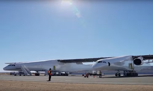 Chiếc máy bay lớn nhất thế giới có tên gọi Stratolaunch, siêu phi cơ cần đến hai thân máy bay với buồng lái riêng biệt mới có thể vận hành. Nó được thiết kế để phóng tên lửa vào không gian.