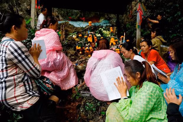 Cụ thể, vào ngày 29/6, nhà sư Kruba Boonchum Yannasangwalo thực hiện các nghi lễ tôn giáo tại hang Tham Luang. Đến ngày hôm sau (30/6), nhà sư thực hiện một nghi lễ khác để ủng hộ tinh thần cho lực lượng cứu hộ làm nhiệm vụ tìm kiếm đội bóng nhí mất tích.
