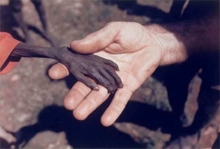 Bàn tay nhỏ bé, gầy gò của một đứa trẻ ở Uganda đặt lên tay một nhà truyền giáo năm 1980 khiến nhiều người không kìm được nước mắt.