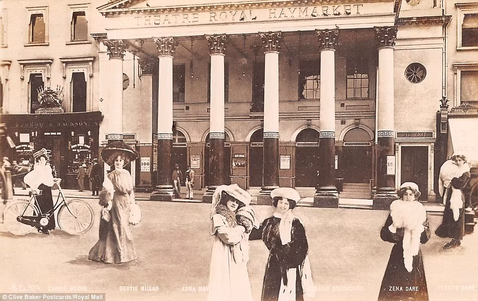 Nhà hát Hoàng gia Haymarket hiện lên tráng lệ và cổ kính qua tấm bưu thiếp có từ những năm 1980.