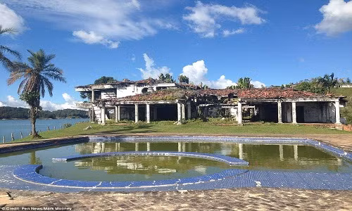 Trùm ma túy giàu có nhất lịch sử Pablo Escobar đã mua khu đất rộng 20 mẫu Anh ở Guatapé, Colombia sau khi con gái Manuela chào đời năm 1984. Tại đây, Escobar cho xây dựng một căn biệt thự "khủng" để đánh dấu sự chào đời của con gái.