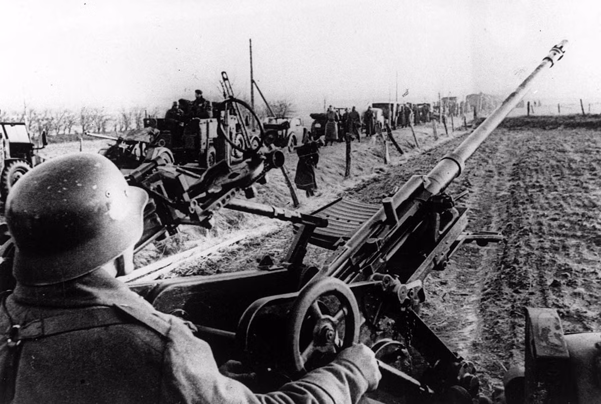 Thêm nữa, vào năm 1939, nhà vật lý Albert Einstein đã viết thư gửi cho Tổng thống Mỹ Franklin D. Roosevelt để cảnh báo về phản ứng dây chuyền hạt nhân liên quan tới uranium có thể tạo ra một loại bom mới cực mạnh. Đây chính là bom nguyên tử.