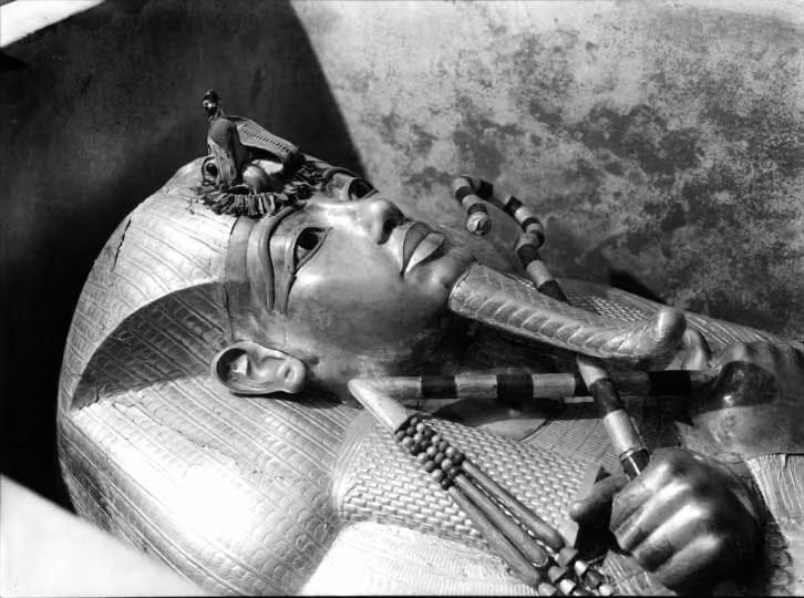 Tuy nhiên, sau khi mở lăng mộ pharaoh Tutankhamun, hàng loạt cái chết bí ẩn xảy đến với các thành viên trong nhóm khảo cổ của ông Carter.