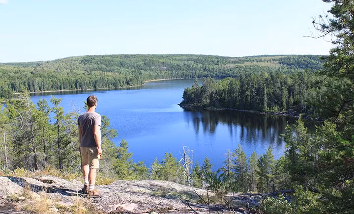Pimachiowin Aki, Canada: Là một khu rừng có các con sông chảy qua, cùng với rất nhiều hồ, đầm lầy và rừng phương bắc, Pimachiowin Aki (Mảnh đất cung cấp sự sống) nơi cư trú của người Anishinaabeg, một tộc người bản địa sinh sống bằng nghề câu cá, săn bắn và hái lượm. Đây cũng là vị trí giao thoa của bốn cộng đồng Anishinaabeg sống dọc theo các triền sông.