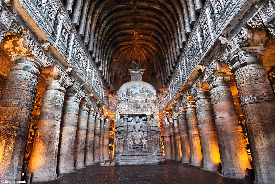 Ajanta là một quần thể gồm 30 hang động có kích cỡ khác nhau được phát hiện trên một sườn đồi đối diện với con suối hẹp có tên Waghora. Nơi đây được xem là một kho tàng nghệ thuật Ấn Độ cũng như Phật giáo.