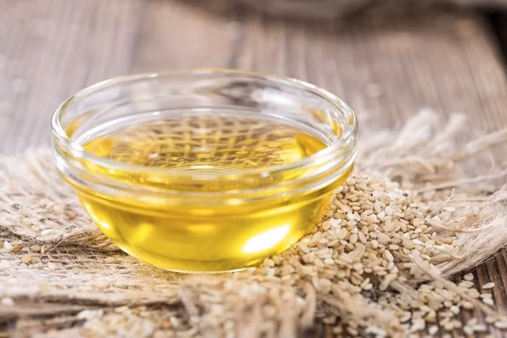 Tẩy tế bào da chết: Loại bỏ các tế bào da chết trên lớp trên cùng của da cũng là loại bỏ các chất ô nhiễm, vi khuẩn và bã nhờn vốn là nguyên nhân gây ra hầu hết các vấn đề về da. Trộn 3 thìa dầu mè với một thìa mật ong và nửa cốc yến mạch ngâm nước. Đắp mặt nạ này lên da, massage da nhẹ nhàng rồi để trong khoảng nửa giờ và sau đó rửa sạch.