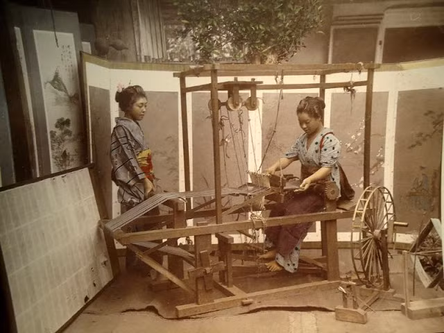 Hai thiếu nữ Nhật Bản bên khung dệt.