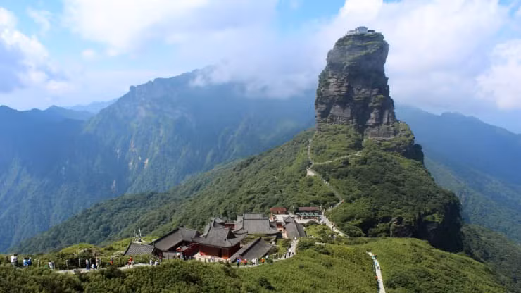Núi Fanjingshan ở Trung Quốc nổi tiếng thế giới với vẻ đẹp thiên nhiên kỳ vĩ và sự đa dạng sinh học của nó. Cao 2.570m so với mực nước biển, núi Fanjingshan là "ngôi nhà" của một số loài có nguy cơ tuyệt chủng cao.