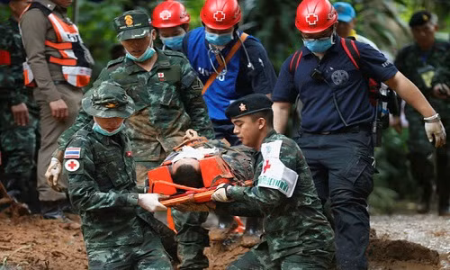 Để đảm bảo sinh tồn, 13 thành viên đội bóng đã nằm yên, hạn chế chuyển động và uống nước nhỏ xuống từ nhũ đá.