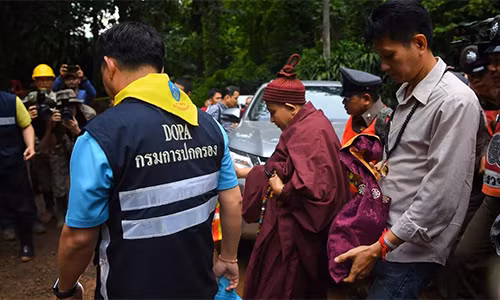 Lời tiên tri của nhà sư Kruba Boonchum Yannasangwalo đã trở thành sự thật khi vào đêm 2/7, lực lượng cứu hộ tìm thấy các thành viên đội bóng nhí Lợn Hoang sau 10 ngày mất tích. Người dân Thái Lan vô cùng vui mừng khi biết tin 13 thành viên đội bóng đều an toàn.