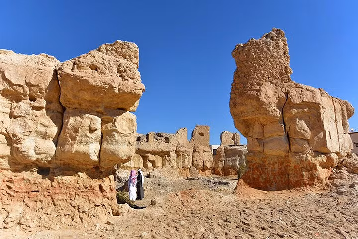 Ốc đảo Al-Ahsa, A- rập Saudi: Ốc đảo Al-Ahsa nằm ở phía đông bán đảo A-rập, là nơi tập hợp vườn thực vật, kênh rạch, giếng, suối, một hồ thoát nước, cùng với những tòa nhà cổ. Không chỉ vậy, nơi đây cũng có các công trình xây dựng đô thị, và một số điểm khảo cổ, cho thấy sự có mặt của con người ở vùng Vịnh kể từ thời kỳ đồ đá mới đến nay. Đây cũng là ốc đảo lớn nhất thế giới với khoản 2,5 triệu cây cọ.
