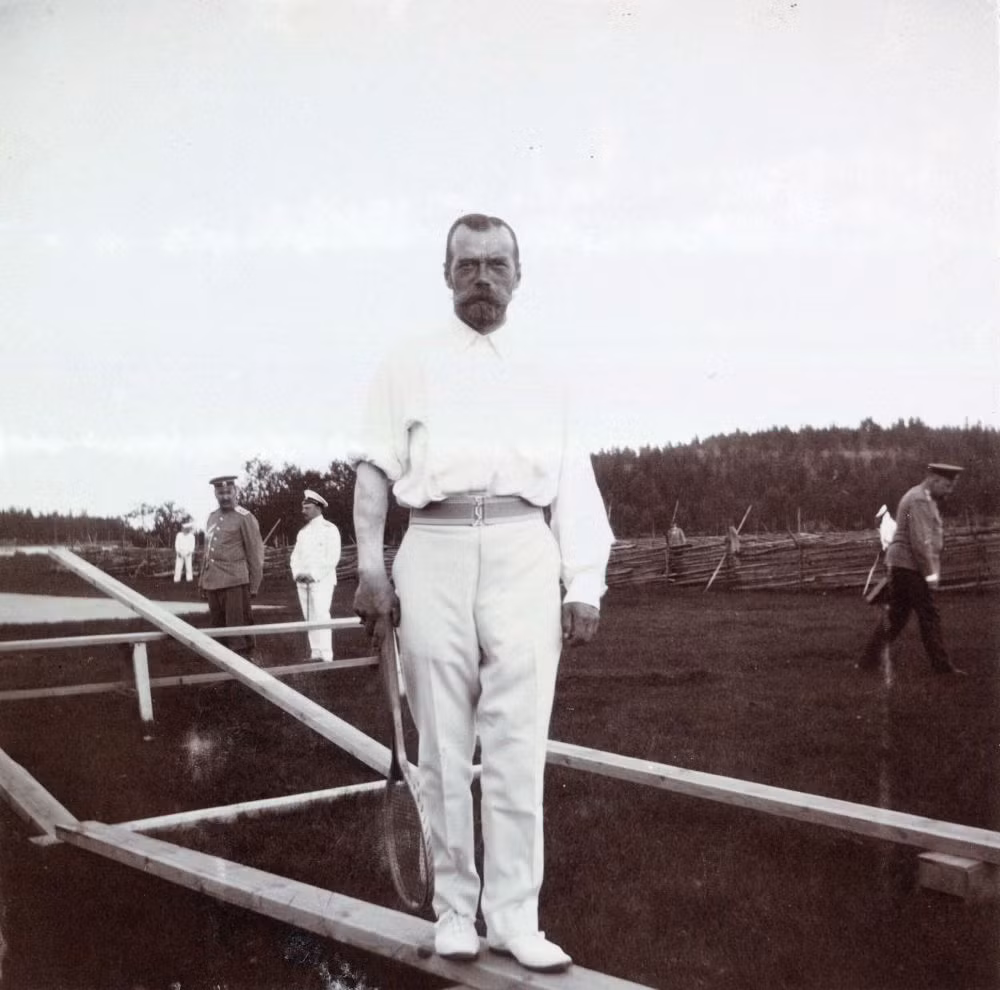 Đến ngày 17/7/1918, gia đình Sa hoàng Nicholas II được đưa xuống tầng hầm và bị bắn chết.