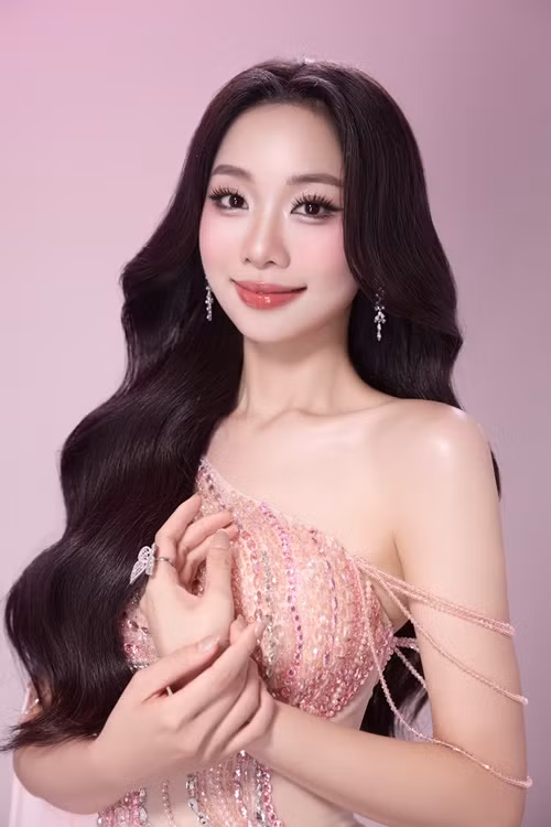 Phạm Thùy Dương sở hữu nhan sắc ngọt ngào, gợi cảm. Cô cao 1m71, có số đo ba vòng 73-59-94cm.