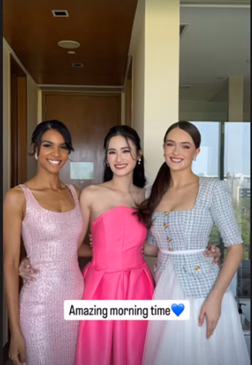 Ý Nhi mặc chiếc váy hồng cúp ngực gợi cảm trong ngày đầu ở cuộc thi. Ảnh: Instagram Ý Nhi.