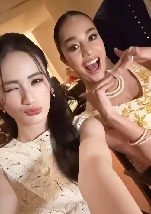 Đại diện Việt Nam nhanh chóng kết bạn với cô bạn cùng phòng - đại diện Thái Lan. Ảnh: Instagram Ý Nhi.