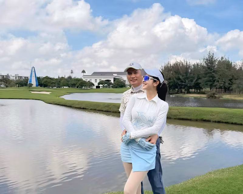 Vợ chồng nữ MC thường xuyên tình tứ bên nhau. Jennifer Phạm từng chia sẻ, hạnh phúc đơn giản chỉ là nắm tay người bạn đời của mình kiên quyết đi trên con đường mình đã chọn.