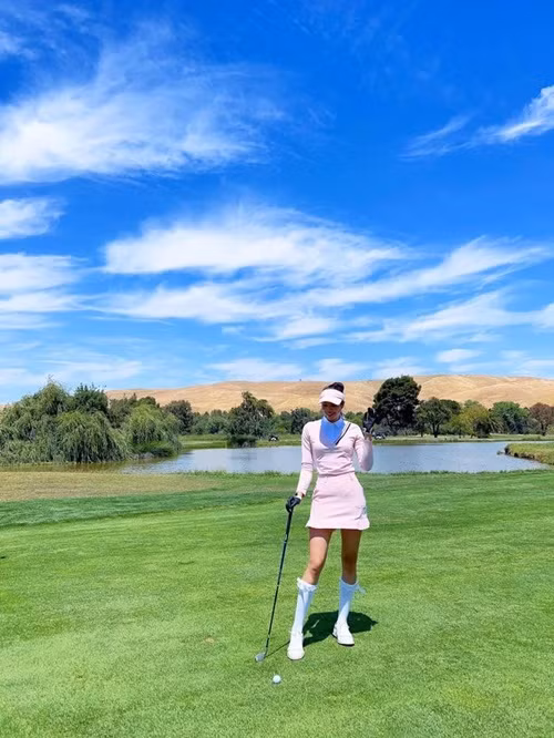 Ở Mỹ, khi rảnh rỗi, Phạm Hương đi đánh golf.