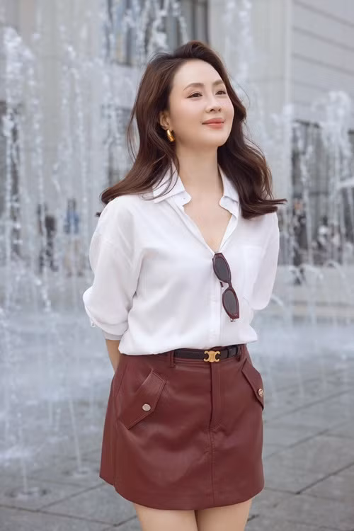 Khi đóng phim, Hồng Diễm được stylist chuẩn bị, được tặng hoặc do chính cô chuẩn bị.