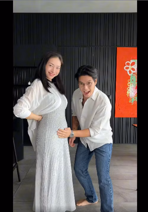 Huy Trần chia sẻ: "Cuối cùng cũng đến ngày Huy có thể chia sẻ tin vui với mọi người rồi!Vài tháng vừa qua, hai vợ chồng phải thật cẩn thận mỗi lần quay video, nên vẫn giữ kín. Giờ thì mọi thứ đã ổn định, Huy yên tâm khoe niềm hạnh phúc này đến các bạn. Hôm nay là ngày 8/5 – đúng hơn 1000 ngày kể từ lúc hai đứa nói “Yes!” với nhau.Và chỉ còn vài tháng nữa thôi, con yêu sẽ chính thức chào đời!Thời gian gần đây hai vợ chồng hạnh phúc không gì tả nổi. 2 vợ chồng đếm từng ngày, từng phút, từng giây để được ôm con trong vòng tay. Cảm ơn vũ trụ và cảm ơn vợ yêu đã mang đến cho chồng món quà ý nghĩa nhất trong cuộc đời này".