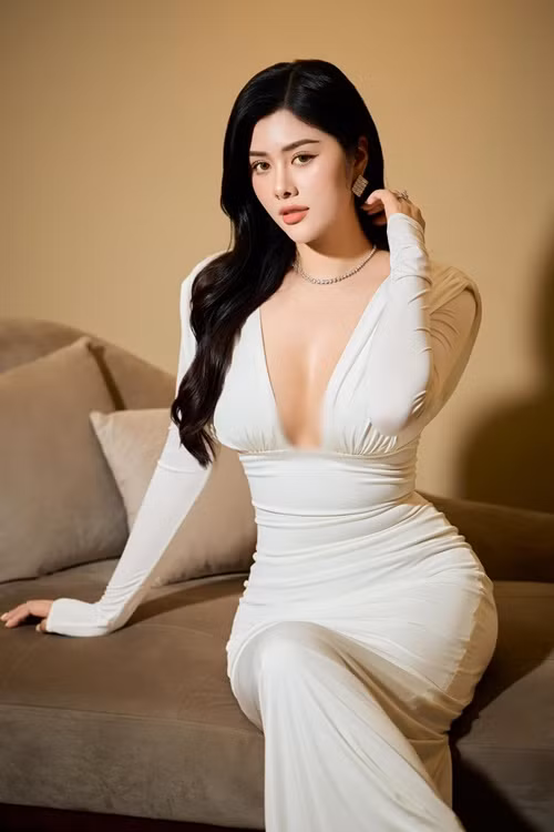 Người đẹp 30 tuổi sở hữu vóc dáng đồng hồ cát. Cô cao 1m80, có số đo ba vòng 92-70-101cm.