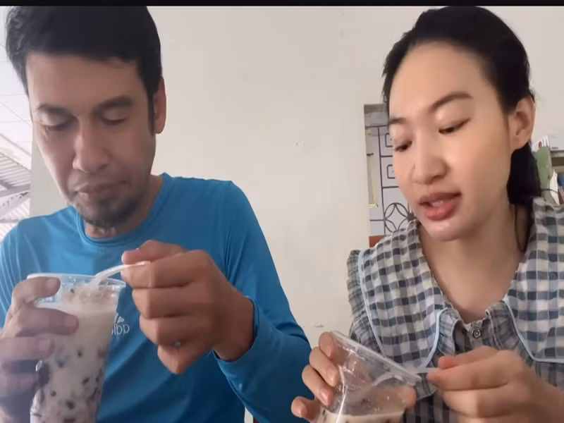 Tiết Cương thường xuyên mua đồ ăn về Kiên Giang cho Ngọc Thưởng khi cô mang bầu. Ảnh: Youtube Tiết Cương.