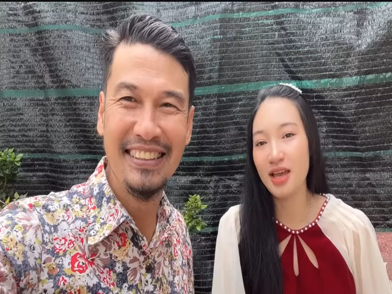 Tiết Cương còn thường xuyên đưa vợ kém 26 tuổi đi du lịch. Ảnh: Youtube Tiết Cương.