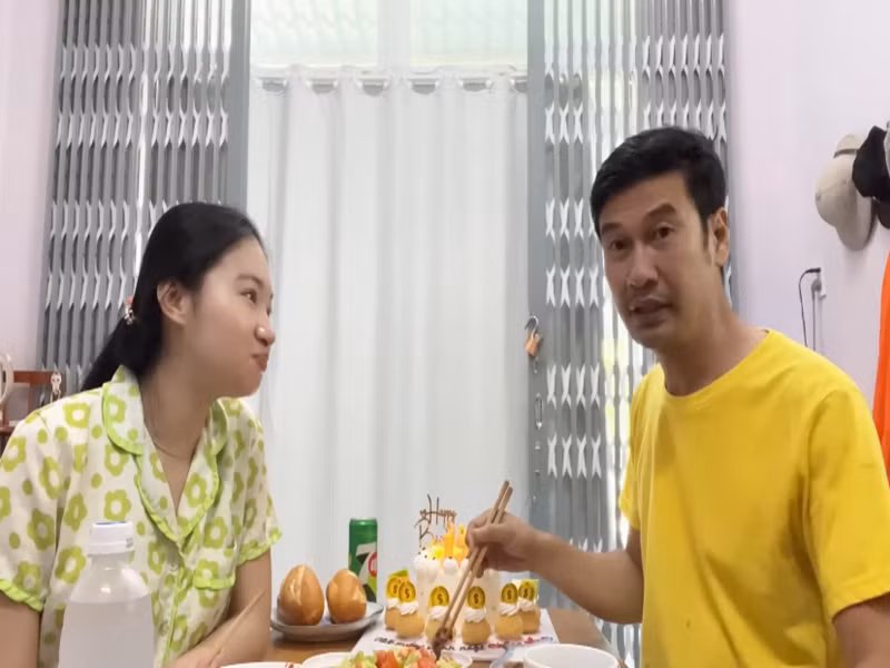 Ngọc Thưởng khá đảm đang. Cô nấu ăn cho chồng, ân cần hỏi han Tiết Cương sau ngày đi quay vất vả, tổ chức sinh nhật cho nam diễn viên.
