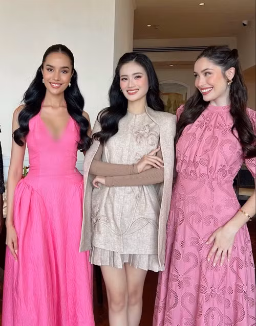 Trong ngày đầu nhập cuộc Miss World 2025, Opal Suchata Chuangsri - đại diện Thái Lan (ngoài cùng bên trái) diện váy xẻ ngực sâu, đọ sắc Hoa hậu Ý Nhi (giữa). Ảnh: FB Ý Nhi.