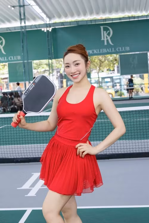 Doanh nhân Lý Thùy Chang diện áo ôm sát phối cùng chân váy xếp ly siêu ngắn trong một buổi tập pickleball. Ảnh: FB Lý Thùy Chang.