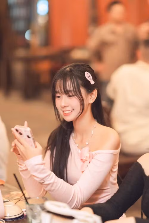 Nữ diễn viên chia sẻ trên Znews, cô tự học cách trang điểm, phối đồ để phù hợp với bản thân.