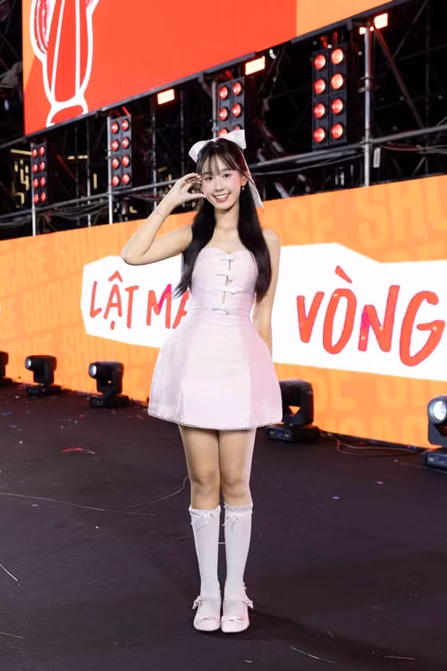 Hong Thu xinh nhu hot girl, dong “Lat mat 8” cua Ly Hai
