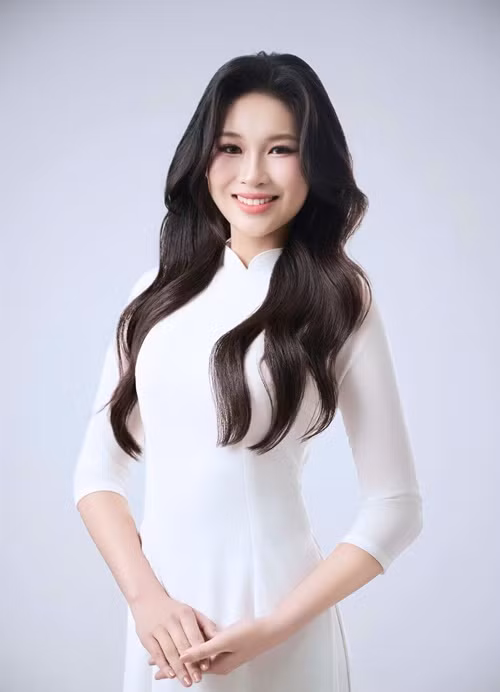 Theo Tiền Phong, năm lớp 9, 11 và 12, Hiền Nhi là thành viên của đội tuyển học sinh giỏi môn Toán tham dự kỳ thi học sinh giỏi cấp tỉnh. Trong kỳ thi tốt nghiệp THPT, cô là thủ khoa đầu ra khối A00 của trường. Ảnh: Tiền Phong.