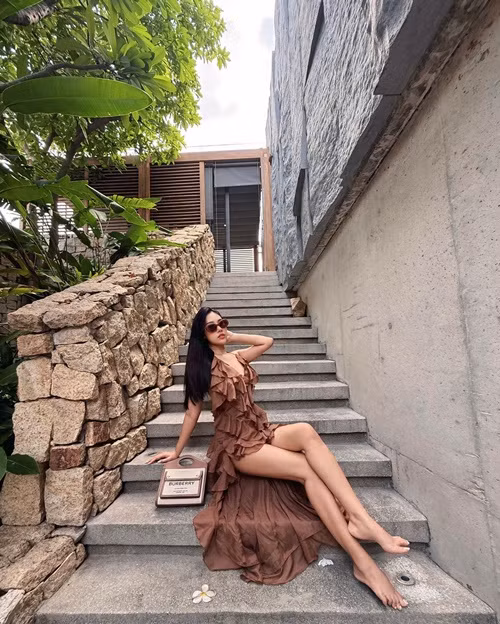 Trong chuyến du lịch mới đây, Tăng Khánh Chi - bạn gái diễn viên Quang Minh diện váy xẻ tà cao khoe đôi chân dài thon gọn, gợi cảm. Ảnh: FB Tăng Khánh Chi.