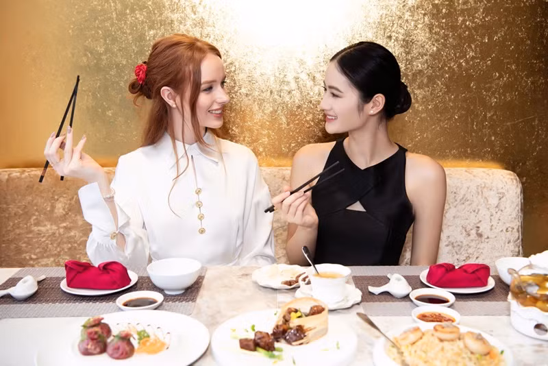 Trên trang cá nhân, hai mỹ nhân đăng tải hình ảnh vui vẻ bên nhau. Amy viết: “The best day” (tạm dịch là Ngày tuyệt vời nhất). Ảnh: FB Ý Nhi.