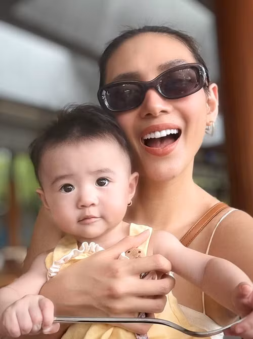 Người đẹp chia sẻ, bé Nubi khiến cô thay đổi nhiều. "Từ một người nóng tính trở, mẹ kiên nhẫn và điềm đạm. Từ một người thích cuộc sống tự do bay nhảy, mẹ bỗng chỉ muốn ôm con và ngắm con suốt từng giây", Võ Hoàng Yến tâm sự.