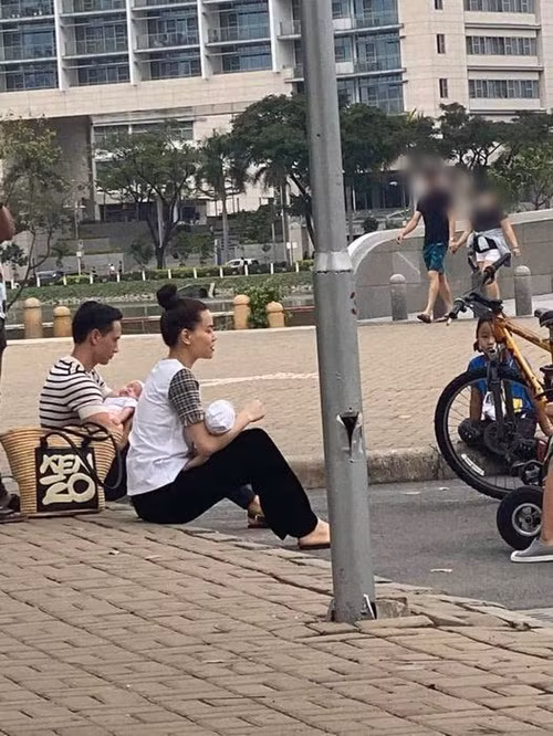 Nữ ca sĩ còn đặt thẳng một chiếc túi có giá hơn 11 triệu đồng trên vỉa hè. Ảnh: Vietnamnet.
