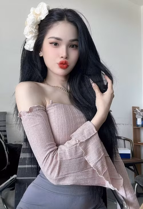 Nàng hậu từng nhắc về vết sẹo lớn ở vùng cổ sau ca phẫu thuật giọng nói. Ảnh: FB Hà Tâm Như.