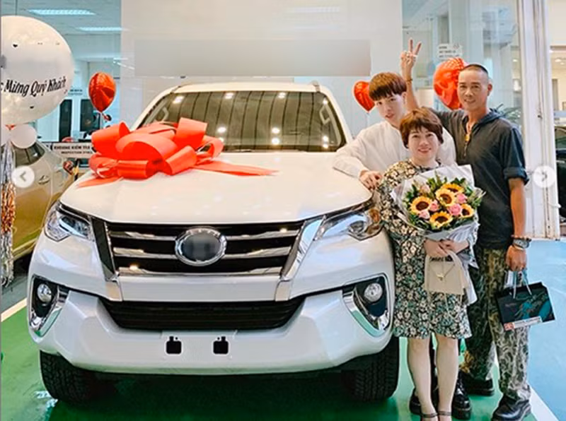 Theo Vietnamnet, bố mẹ Đức Phúc từng phá sản, phải bán nhà trả nợ. Khi gia đình khó khăn, Đức Phúc vừa đi học vừa thay bố mẹ đi giao chè ở Hà Nội, lấy bánh mì ở Hà Nội rồi gửi xe khách về quê cho bố mẹ bán. Ảnh: FB Đức Phúc.